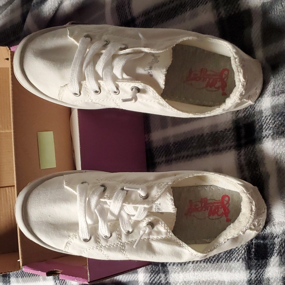Tennis shoes